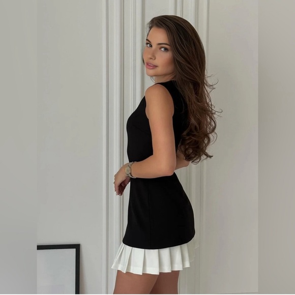 Two-Tone Sleeveless Pleated
Short Dress - Picture 3 of 6